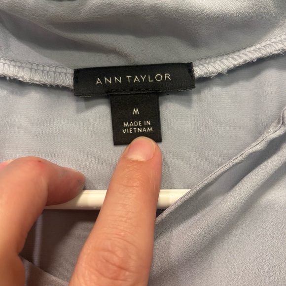 ⭐️ 3/$21 ⭐️Ann Taylor Gray Blue Sleeveless Blouse with Ruched Collar Size M​ - Picture 3 of 7